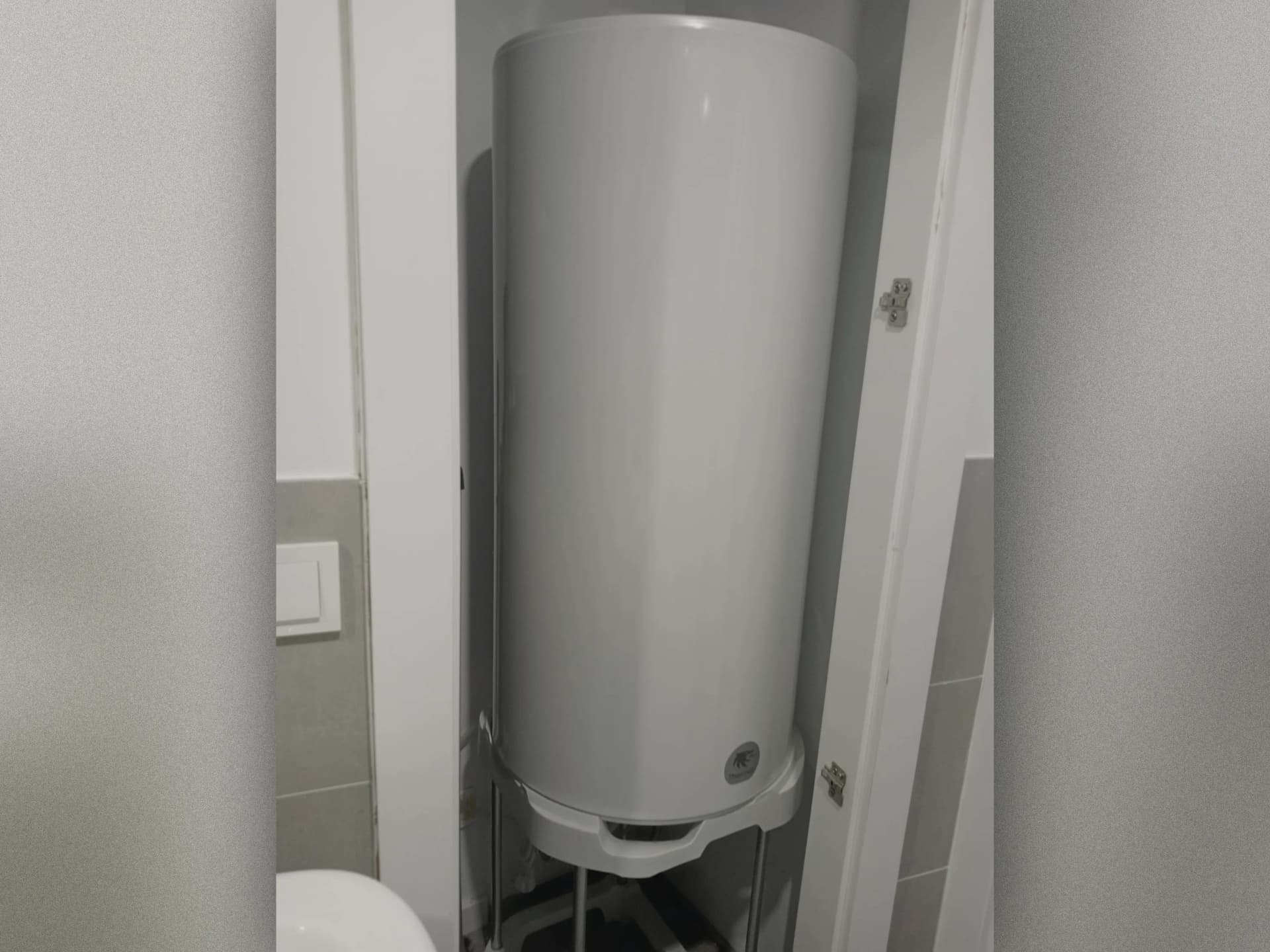 Instalación de termo eléctrico en vivienda para un suministro eficiente de agua caliente sanitaria