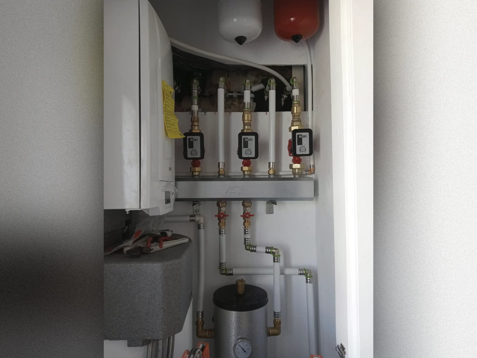 Grupo de presión con bombas y vaso de expansión, asegurando caudal constante y presión estable en toda la vivienda